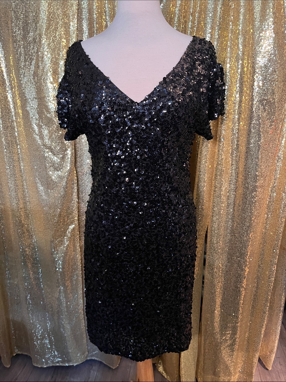 Elegant Black Sequin V-Neck Short Sleeve Dress